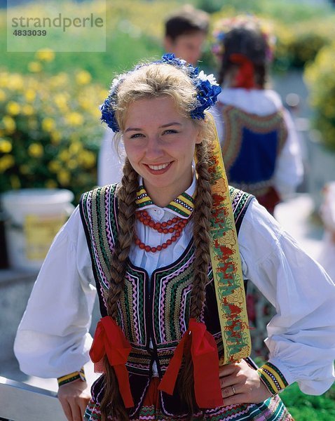 Band  Geflecht  europäisch Kostüm  Kleid  Europa  Blumen  Mädchen  glücklich  Urlaub  Schmuck  Landmark  Halskette  Außenaufnahme