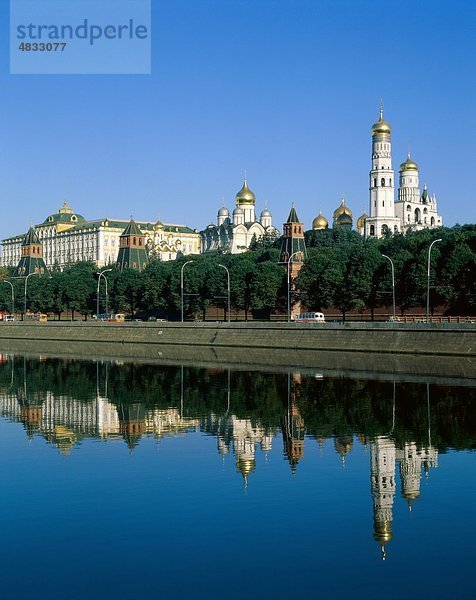 Blau  Gebäude  Busse  Autos  Kathedrale  Kirche  Kuppeln  Kuppeln  Gold  Holiday  Kreml  Landmark  Moskau  widerspiegeln  reflektiert  R