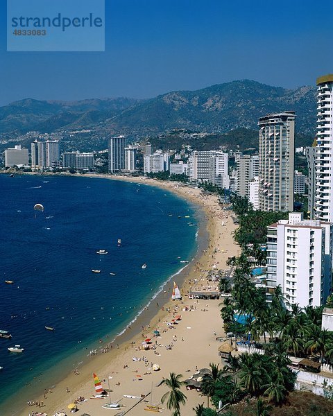 Acapulco  Balkone  Bucht  Strand  Boote  Ferienhäuser  Hotels  Landmark  Mexiko  Berge  Sonnenbaden  Tourismus  Touristen  Reisen  Vac