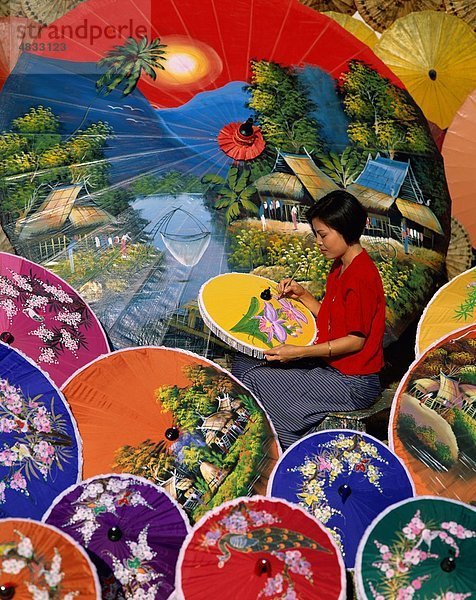 Artisan  Asien  Asian  Chiangmai  Handwerk  Urlaub  Landmark  im Freien  Menschen  Thailand  Tourismus  Reisen  Sonnenschirm  Urlaub  Wo