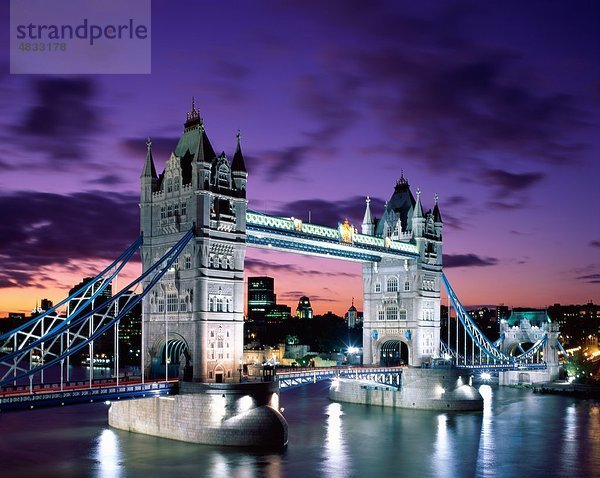 Brücke  England  Deutschland  Großbritannien  Europa  Urlaub  Landmark  London  Nacht  Tourismus  Towerbridge  Türme  Reisen