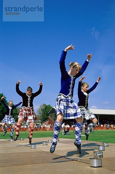 Kinder  Tanz  tanzen  Europa  Europäische  Mädchen  Highland  Holiday  Kilts  Landmark  Menschen  Plaid  Schottland  Vereinigtes Königreich