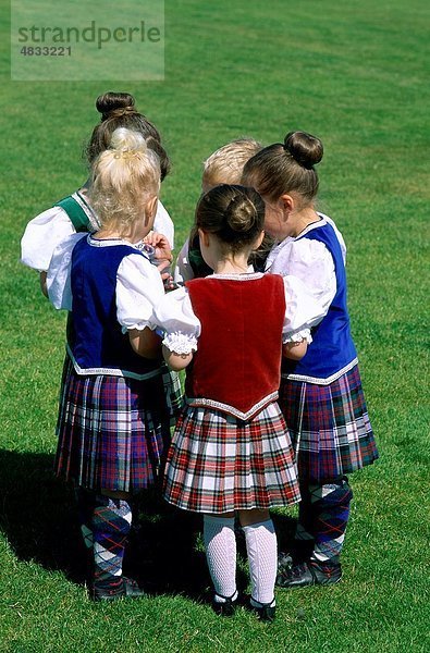 Kinder  Europa  Europäische  Mädchen  Urlaub  Kilts  Landmark  im Freien  Menschen  Plaid  Schottland  Vereinigtes Königreich  Großbritannien  S