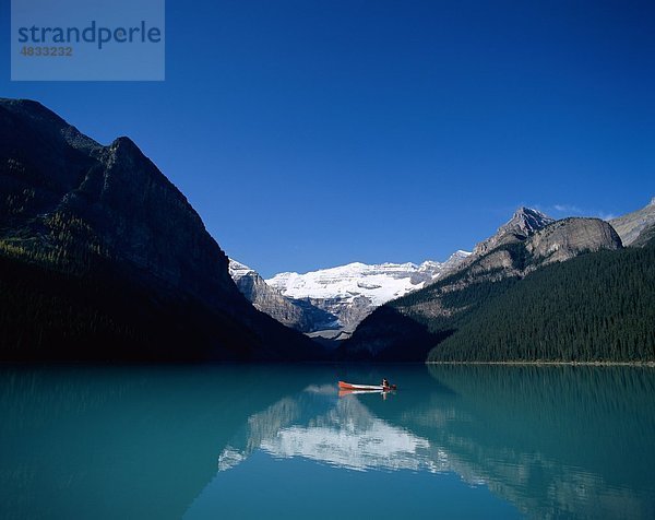 Banff  Alberta Banff-Nationalpark  Kanada  Nordamerika  Kanu  Urlaub  isoliert  Isolation  See  Landmark  Moraine Lake  M