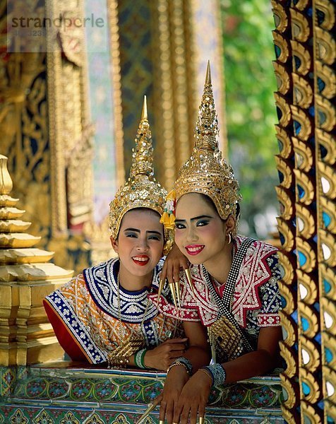Asia  Asian  Kostüm  Kopfschmuck  Urlaub  Landmark  im Freien  Menschen  lachen  Lächeln  Teenager  Jugendliche  Tempel  Thailand  Touris