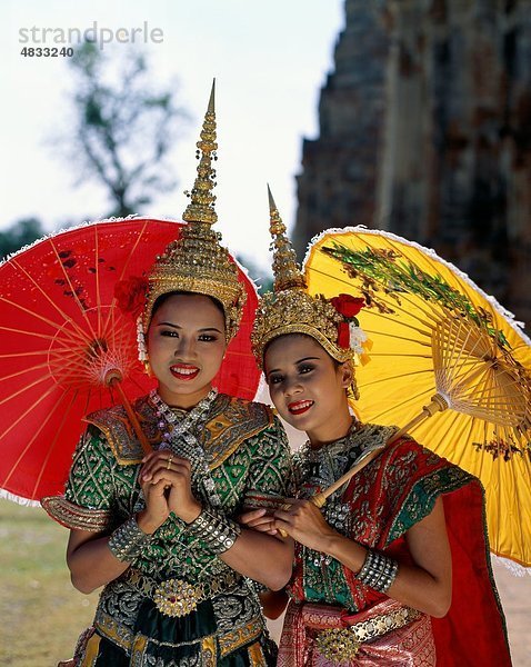 Asien  Asian  Kostüm  ethnische  Mädchen  Holiday  Landmark  Sonnenschirme  Südosten  Thailand  Tourismus  traditionelle  Reisen  Ferienhäuser