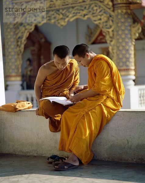 Asia  Asian  Chiangmai  Kostüm  Urlaub  Landmark  Männer  Mönche  im Freien  Menschen  Religion  unterhalten  Tempel  Thailand  um