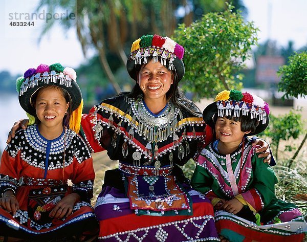 Außenaufnahme Mensch Menschen lächeln Urlaub Menschliche Eltern Kopfschmuck Sehenswürdigkeit Kostüm - Faschingskostüm Mutter - Mensch Asien freie Natur