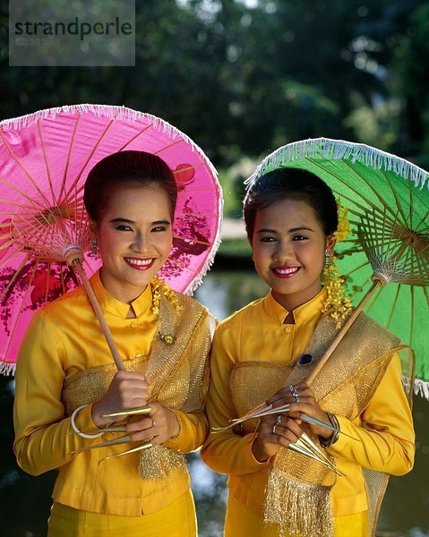 Asia  Asian  Kostüm  Urlaub  Landmark  im Freien  Sonnenschirme  Menschen  Thailand  Tourismus  Reisen  Schirme  Urlaub  Frauen  Worl