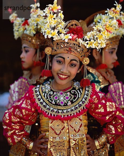 Asien  Asien  Bali  Asien  balinesischen  Kostüme  Kultur  Tanz  Tänzer  erarbeiten  Entertainer  Unterhaltung  Mädchen  Kopfbedeckungen