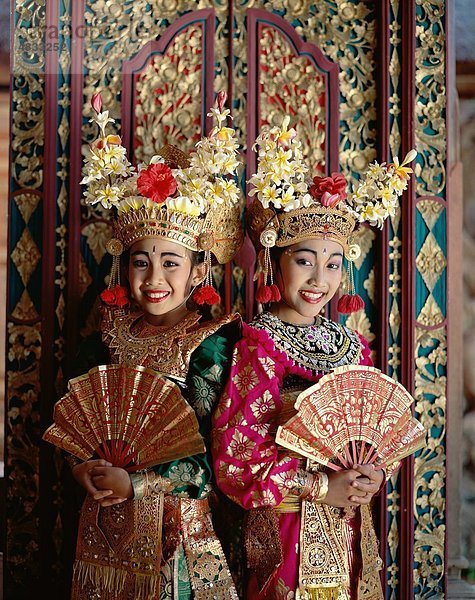 Asien  Asien  Bali  Asien  balinesischen  Kostüme  kulturelle  Tänzer  erarbeiten  Unterhaltung  Fans  Mädchen  Kopfbedeckungen  Urlaub  Ind