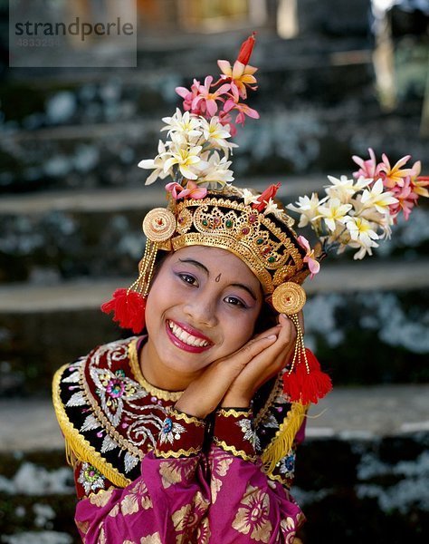 Asien  Asien  Bali  Asien  balinesischen  Kostüm  Tänzer  erarbeiten  Unterhaltung  Blumen  Mädchen  Kopfschmuck  Holiday  Indonesien  Indo