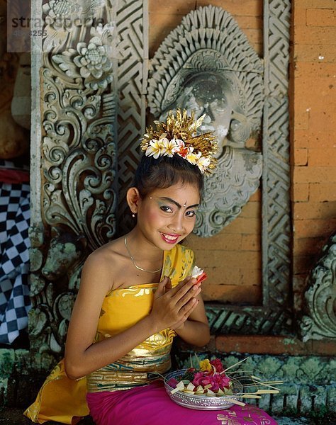 Asien  Asien  Bali  Asien  balinesischen  Bow  Verbeugung  Kostüm  Essen  Essen  Nahrung  Mädchen  Kopfschmuck  Urlaub  Indonesien  Indonesisch  Ind