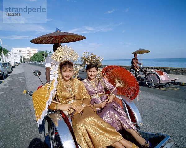 Asien  Asian  Radfahren  Urlaub  Landmark  Malaysia  im Freien  Sonnenschirme  Penang  Menschen  Tourismus  Reisen  Sonnenschirm  Urlaub  WOM