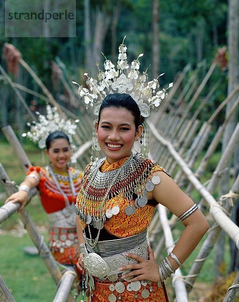 Asia  Asian  Kostüm  Kopfschmuck  Holiday  Iban  Landmark  Malaysia  im Freien  Menschen  Sarawak  lachen  Lächeln  Tourismus  Reisen
