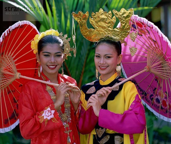 Asia  Asian  Kostüm  freudig  Kopfschmuck  Urlaub  Landmark  Malaysia  im Freien  Sonnenschirme  Menschen  Tourismus  Reisen  Umb