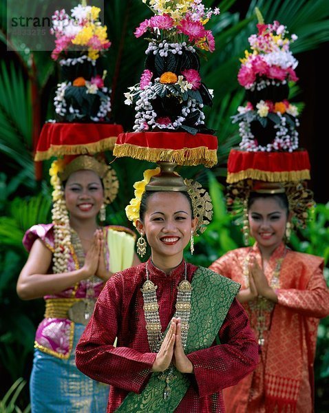 Asia  Asian  Kostüme  Kopfschmuck  Urlaub  Landmark  Malaysia  im Freien  Menschen  lachen  Lächeln  Tourismus  Reisen  Urlaub  WOM