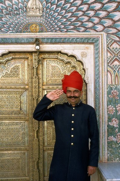 Asien  Asian  Kopfschmuck  Urlaub  Indien  Asien  Indian  Jaipur  Landmark  Mann  Schnurrbart  Außenaufnahme  Palace  Menschen  Salute  Saluti