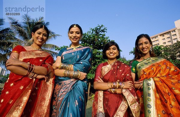 Asia  Asian  Kostüme  Gruppe  Urlaub  Indien  Asien  Indian  Landmark  im Freien  Menschen  lachen  Lächeln  Tourismus  Reisen  Vacation