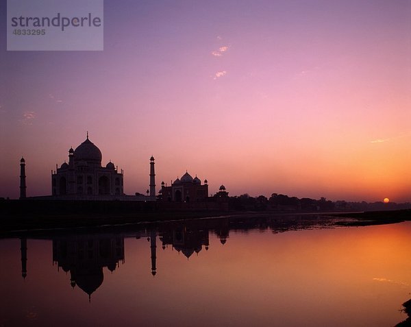 Agra  Asien  Urlaub  Indien  Asien  Landmark  Mausoleum  Palace  Sonnenuntergang  Taj Mahal  Tempel  Tourismus  Reisen  Ferienhäuser