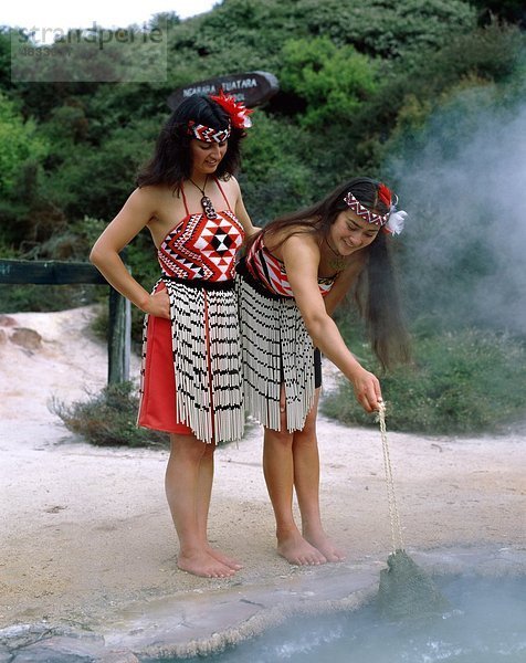 Koch  Kochen  Kostüme  ethnische  Urlaub  Landmark  Maori  Maori  Eingeborenen  Neuseeland  im Freien  Menschen  Pool  Rotorua  Dampf