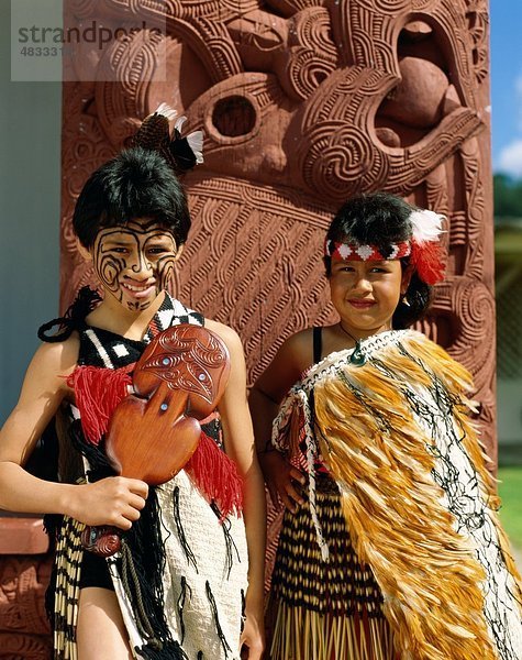 Kinder  Kostüme  Ethnisches Erscheinungsbild  Urlaub  Landmark  Maori  einheimischen  Neuseeland  im Freien  Menschen  Rotorua  Tourismus  traditionellen  Tr