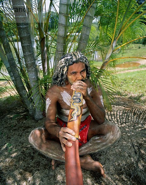 Ureinwohner  Aborigine  Australien  Australien  Cairns  Didgeridoo  Ethnisches Erscheinungsbild  Urlaub  Landmark  Mann  Musik  Native  im Freien  Paint