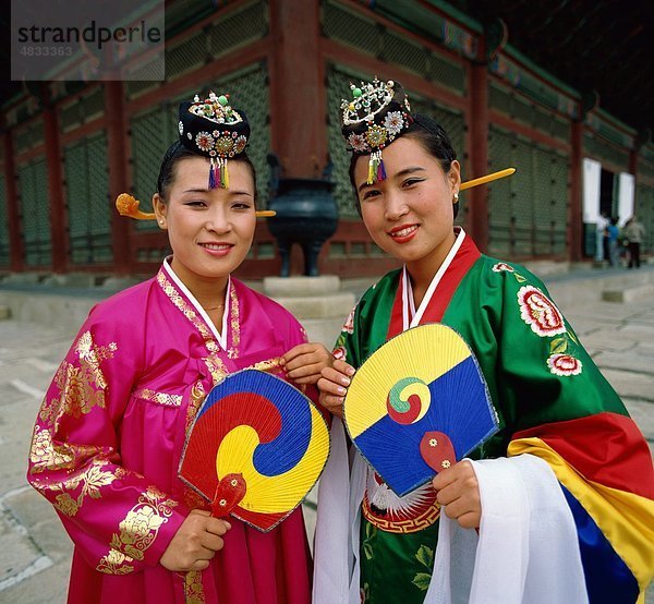 Asien  Fans  Kopfbedeckungen  Urlaub  Korea  Landmark  im Freien  Menschen  South  Republik Korea  Korea  Tempel  Tourismus  Reisen  Vacation