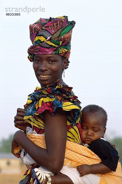 Afrika  Afrikanisch  schlafen  Banjul  Familie  Gambia  Afrika  Kopfschmuck  Urlaub  Landmark  Mutter  im Freien  Papoose  Menschen  schlafen