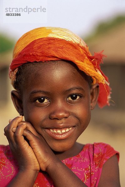 Afrika  Afrikanisch  Banjul  Gambia  Afrika  Mädchen  Urlaub  Landmark  im Freien  Menschen  poser  Posing  lachen  Lächeln  Tourismus  Trave