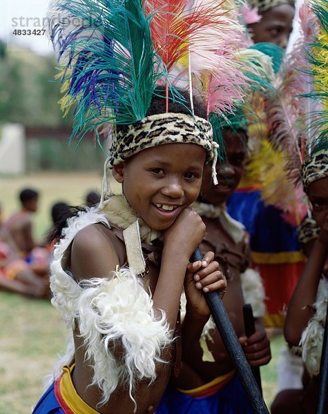 Afrika  Afrikanisch  Kinder  Kostüm  Ethnisches Erscheinungsbild  Federn  Kopfschmuck  Urlaub  Kwazulu natal  Landmark  im Freien  Menschen  South a