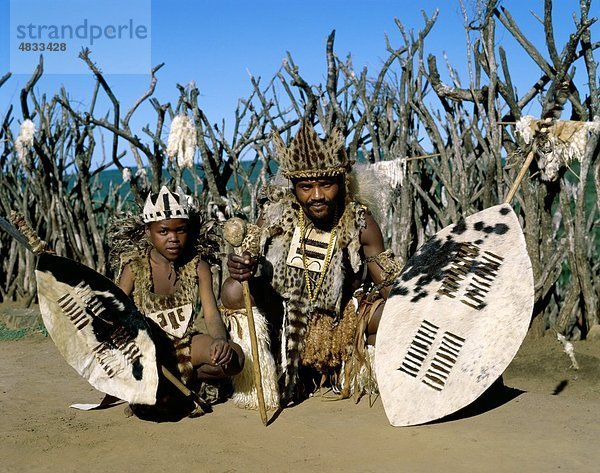 Kostüme  Ethnisches Erscheinungsbild  Urlaub  Hunt  Jäger  Jagd  Kwazulu natal  Landmark  Schilde  Südafrika  Afrika  Tourismus  Reisen  Trib