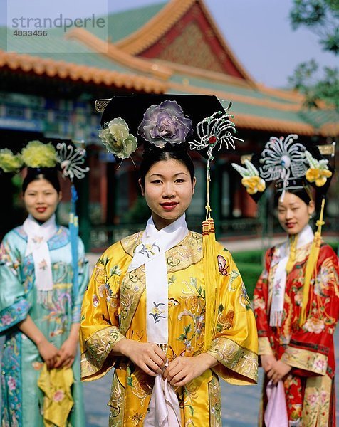 Asien  Asien  China  Chinesisch  Kostüm  Kopfschmuck  Urlaub  Wahrzeichen  im Freien  Menschen  Tourismus  Reisen  Urlaub  Frauen  Welt  W