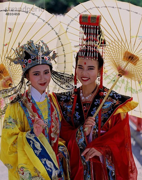 Asien  Asien  China  Chinesisch  Kostüm  Ethnisches Erscheinungsbild  Kopfschmuck  Urlaub  Landmark  Außenaufnahme  Sonnenschirme  Menschen  Tourismus  traditionelle  Tr