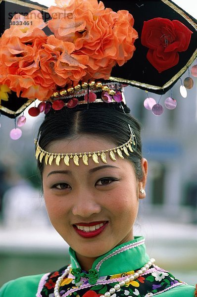 Asien  Asien  China  Chinesisch  Kostüm  Kopfschmuck  Urlaub  Landmark  im Freien  Menschen  Tourismus  Reisen  Urlaub  Frau  Welt  W