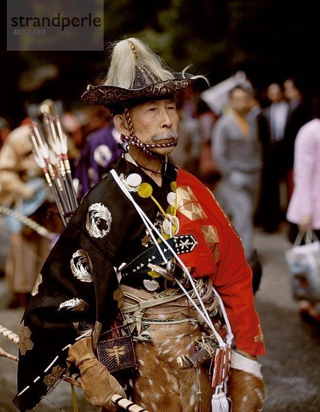 Archer  Bogenschießen  Asia  Asian  Kostüm  Ausrüstung  Holiday  Reiten  Japan  Japanisch  Landmark  Mann  Außenaufnahme  Menschen  Senior