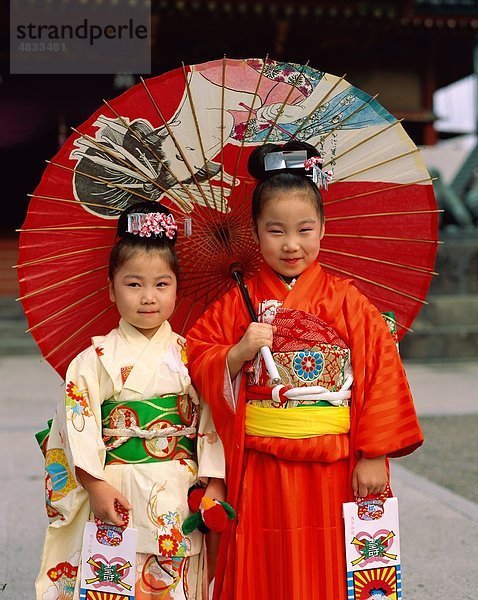 Asien  Mädchen  Holiday  Japan  Kimonos  Landmark  Außenaufnahme  Paar  Sonnenschirm  Schwestern  Tourismus  Reisen  Sonnenschirm  Urlaub