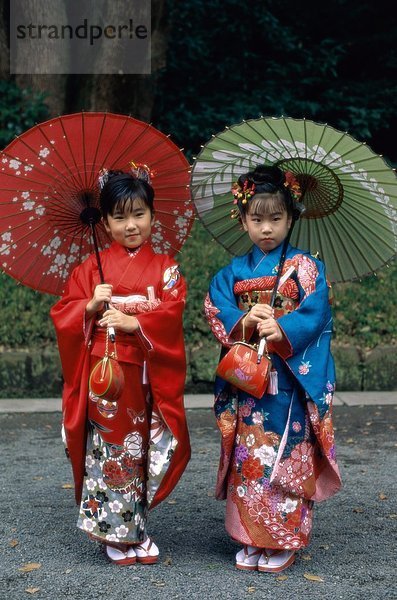 Asia  Asian  Kostüme  Ethnisches Erscheinungsbild  Freunde  Geta  Mädchen  Urlaub  Japan  Japanisch  Kimonos  Landmark  Außenaufnahme  Paar  Sonnenschirme  Peop