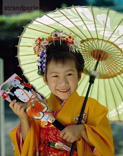 Asia  Asian  Kind  Kostüm  Mädchen  Urlaub  Japan  Japanisch  Landmark  im Freien  Menschen  lachen  Lächeln  Tourismus  Reisen  Umbrel