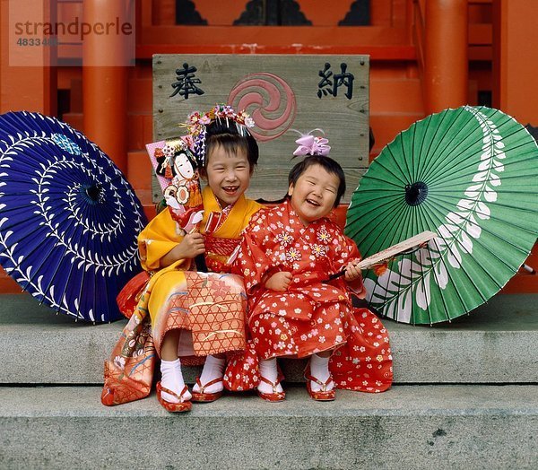 Asia  Asian  Kinder  kulturelle  Kultur  Ethnisches Erscheinungsbild  Freunde  Mädchen  Urlaub  Japan  Japanisch  Kimonos  Landmark  lachen  lachen