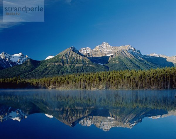 Alberta  Banff  Canada  Nordamerika  Herbert  Holiday  Lake  Landmark  Berge  National  Park  widerspiegeln  Spiegelung  Tourismus