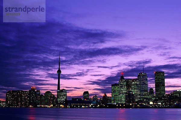 Gebäude  Kanada  Nordamerika  Stadt  Holiday  Landmark  Lichter  Nacht  Ontario  lila  Skyline  Wolkenkratzer  Sonnenuntergang  Toronto