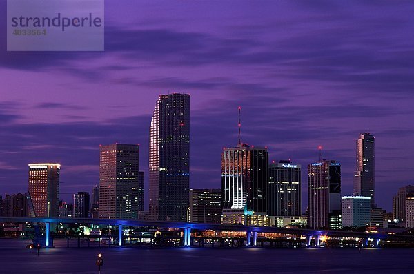 Amerika  Brücke  Florida  Holiday  Landmark  Miami  Nacht  Fluss  Skyline  Tourismus  Reisen  USA  USA  Urlaub