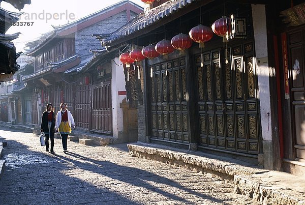 Und  Asien  Gebäude  China  Erbe  Holiday  Landmark  Lijiang  Narrow  alte  alte Stadt  Provinz Straßenszene  Straßen  Touri