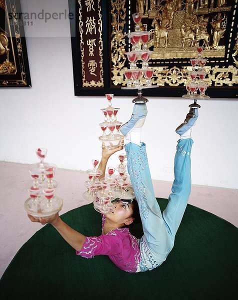 Akrobatik  Asien  Netzwerklastenausgleich  Kind  China  Mädchen  Brille  Urlaub  Landmark  Modell  Durchführung  Freigabe  Shanghai  Tourismus  Tra