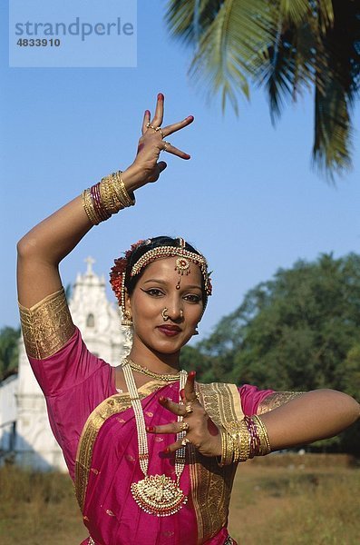 Bombay  Tänzer  weiblich  Urlaub  Indien  Asien  Landmark  Maharastra  Modell  Mumbai  Released  Tourismus  Tracht  Trave