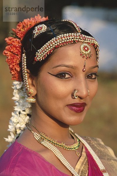 Bombay  Tänzer  weiblich  Urlaub  Indien  Asien  Landmark  Maharastra  Mumbai  Porträt  Tourismus  Tracht  Reisen  Vaca