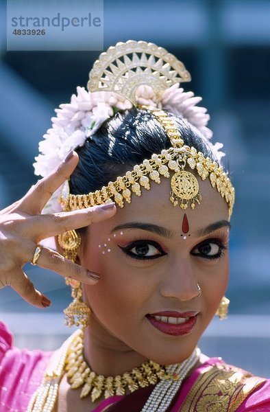 Bombay  Tänzer  weiblich  Urlaub  Indien  Asien  Landmark  Maharastra  Modell  Mumbai  Portrait  Released  Tourismus  traditionelle Kosten