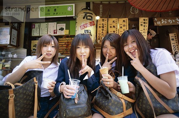 Asien  Taschen  Mädchen  Holiday  Honshu  Japan  Japanisch  Landmark  Louis  Schule  Tokio  Tourismus  Reisen  Urlaub  Vuitton