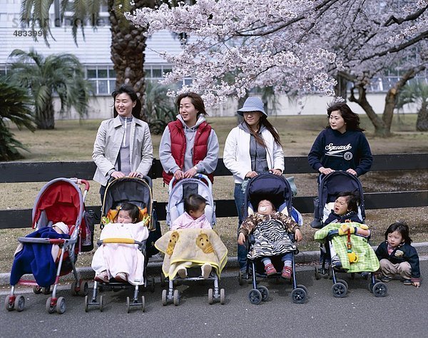 Asien  Babys  Holiday  Honshu  Japan  Landmark  Mütter  Kinderwagen  ihre  Tokio  Tourismus  Reisen  Urlaub